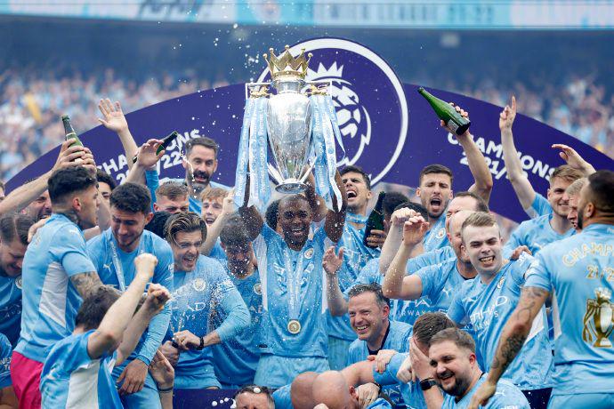 曼联前锋齐尔克泽面临转会，俱乐部对其持开放态度，但仍在培养塞斯科，寻求锋线补充，转会市场激烈争夺中。