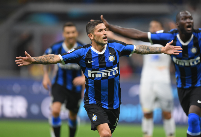 圣诞节五大联赛榜首球队大盘点：阿森纳、巴萨领衔（圣诞档五大联赛领头羊巡礼：阿森纳与巴萨领跑）