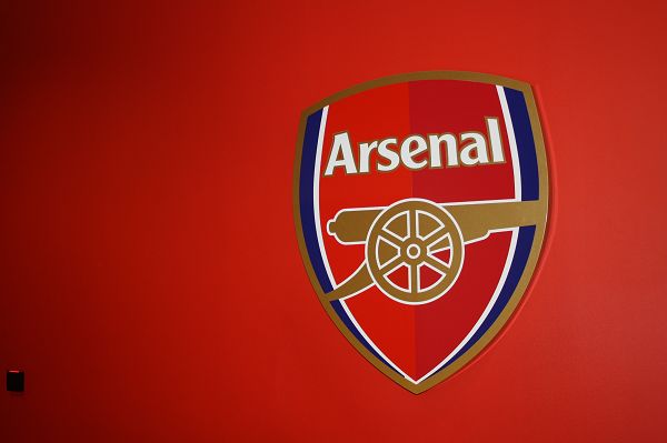 英超第13轮切尔西对阵阿森纳，双方均状态出色，争夺争冠席位，赛果待定。