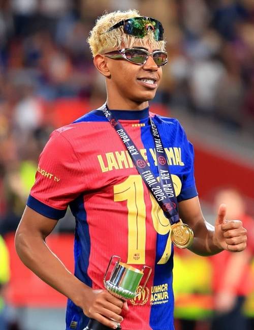 时隔两月破荒，“梅开二度”的霍伊伦还需枪口更稳（两月后破荒，霍伊伦梅开二度但机会把握仍待提升）