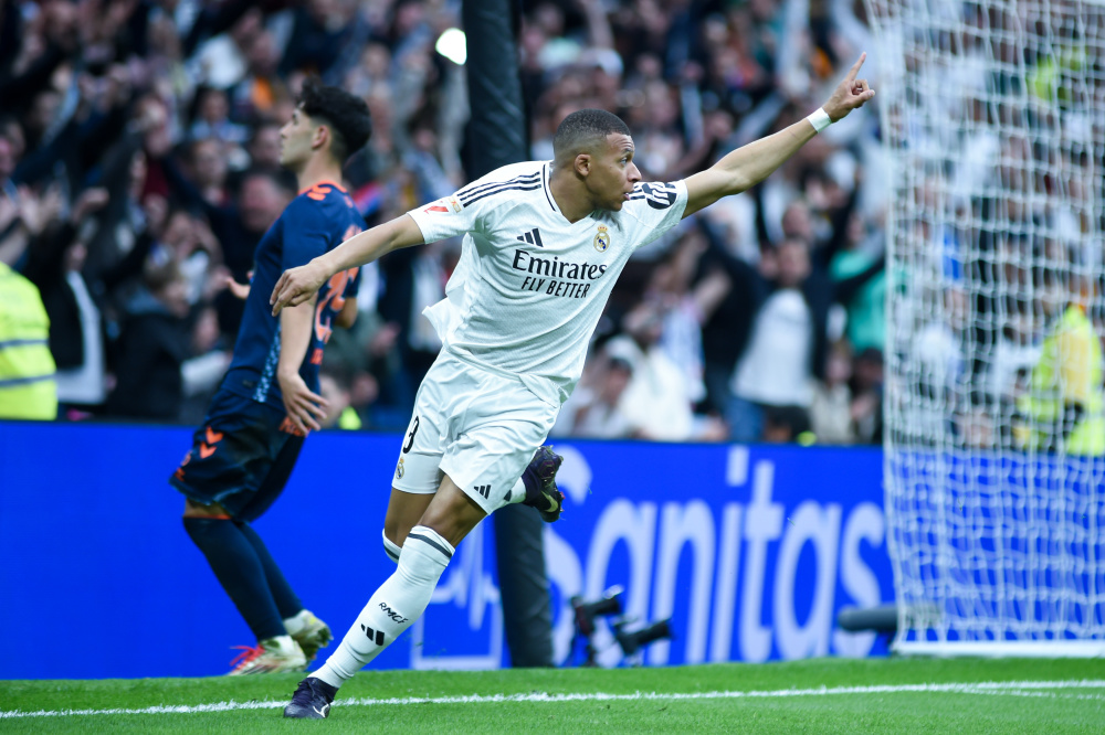 拉维亚开赛8分钟离场，球迷：他是我见过最易受伤的球员之一