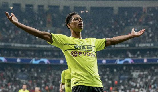 山东泰山今天下午在基地举行球迷开放日，一百多名球迷到场