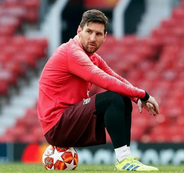 TA：孔帕尼相较图赫尔谦逊很多，不会对高层、球员评头论足（TA：孔帕尼较图赫尔更谦逊，不会对高层和球员指指点点）