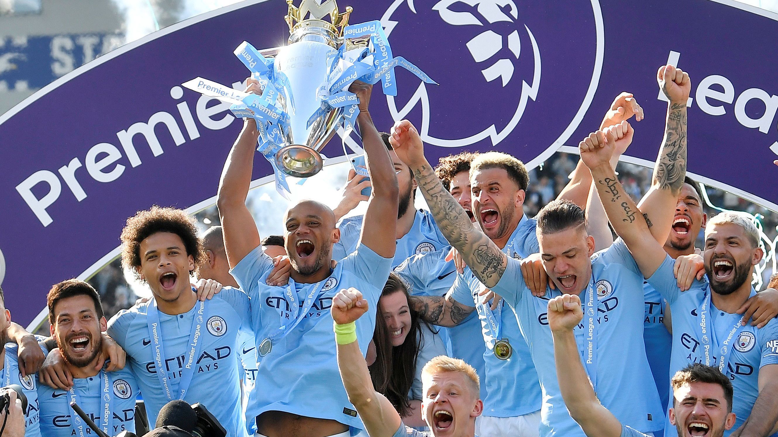 TA：皇马寻求引进后卫和中场；他们愿听取对罗德里戈的报价（TA：皇马欲补强后卫与中场，愿听取罗德里戈报价）