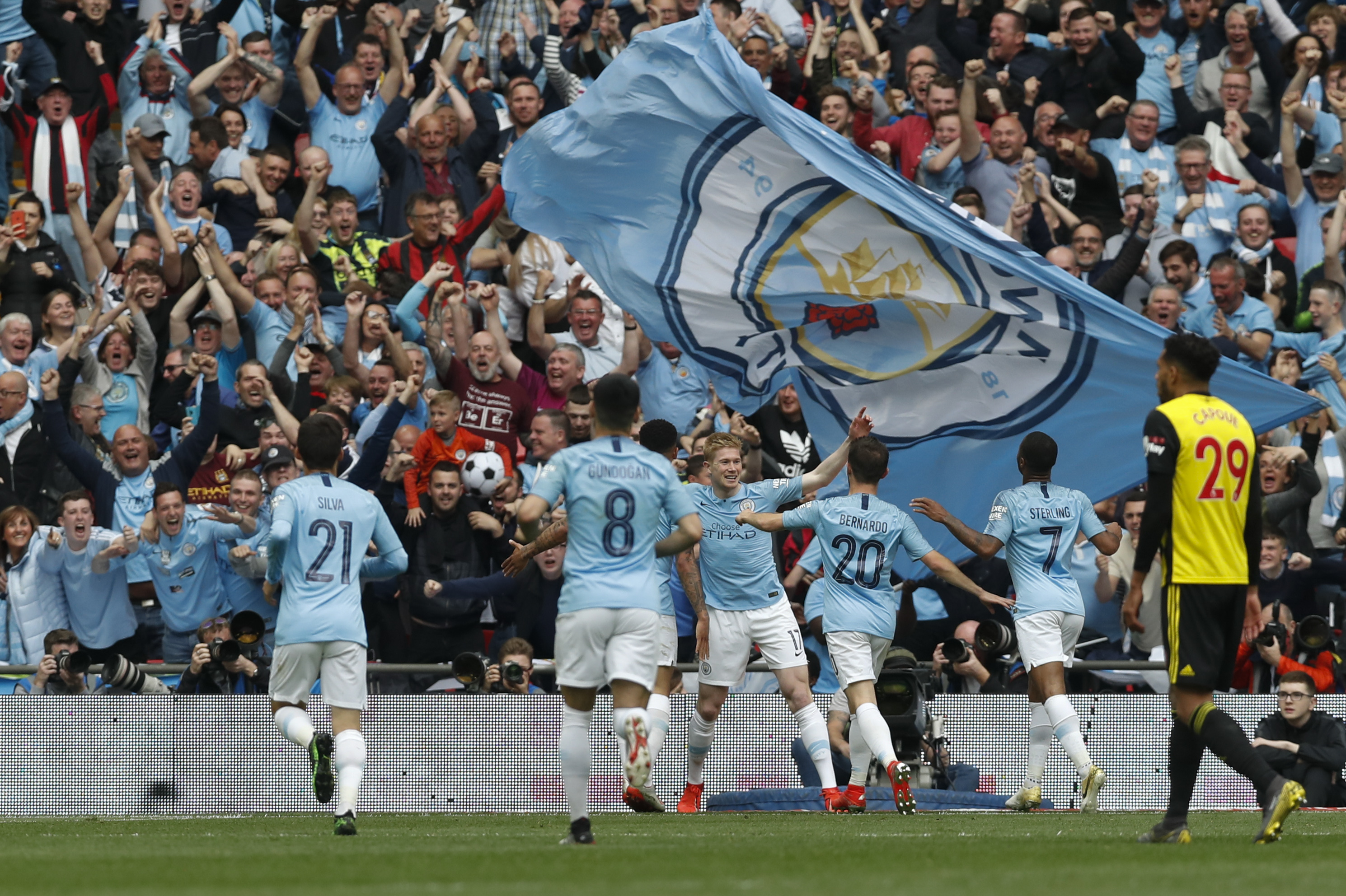 媒体人：山东泰山新赛季教练配置计划是韩鹏+外籍助教（媒体称山东泰山新赛季教练组方案：韩鹏联手外籍助教）