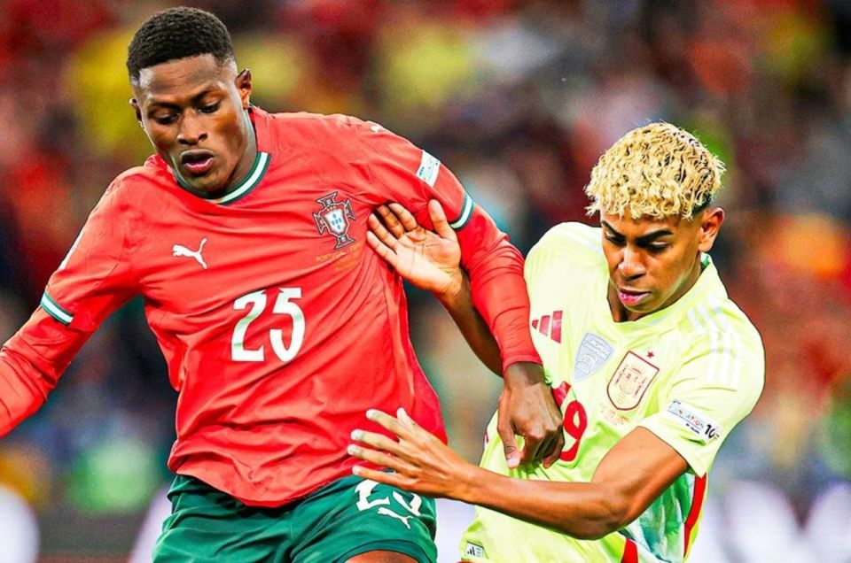 亚精英赛半场：陈威屡献神扑力保城池，海港0-0柔佛新山