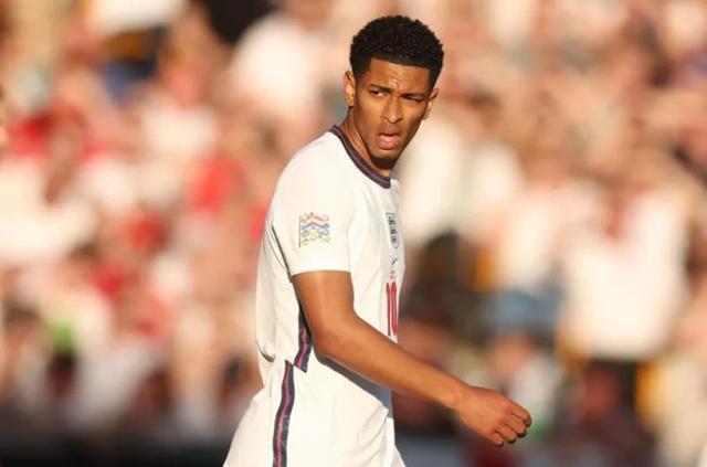 伤愈回归，三笘薰重返球场进行单独训练