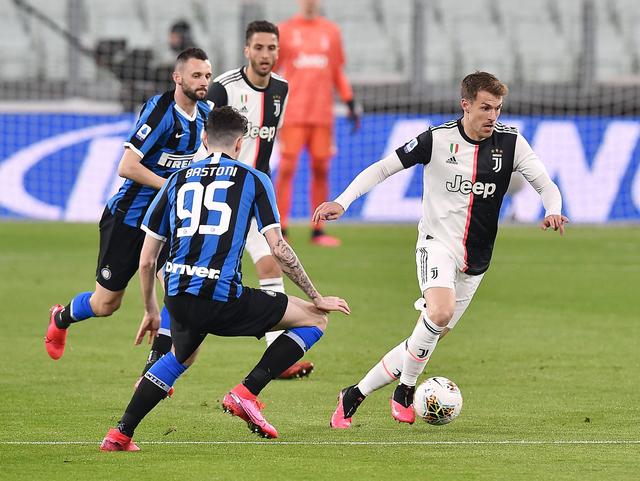 说啥了？詹姆斯把独行侠替补席逗得笑翻天